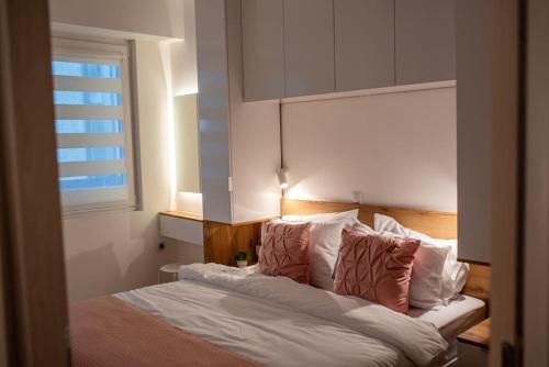 ビトラにあるJoy apartmentのベッドルーム1室(白いシーツと枕のベッド1台付)