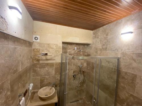 W łazience znajduje się prysznic i umywalka. w obiekcie Cappadocia Fairy Tale Suites w Göreme