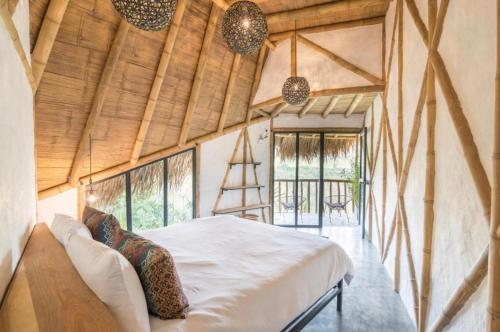 een slaapkamer met een groot bed in een kamer met ramen bij San Augustin - Superior Double Room - Colombia in San Agustín