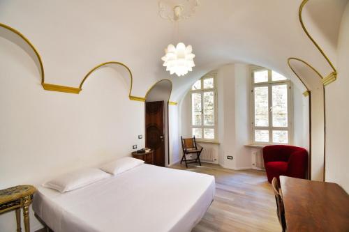 - une chambre avec un lit blanc, une table et des chaises dans l'établissement Perugia-Apartments Via Favorita, à Pérouse