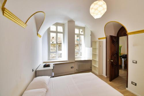 - une chambre avec un lit blanc et une fenêtre dans l'établissement Perugia-Apartments Via Favorita, à Pérouse