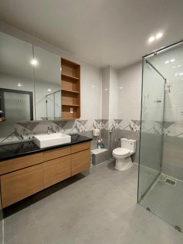a bathroom with a sink and a toilet and a shower at Căn Hộ Chung cư Hưng Phú in Can Tho