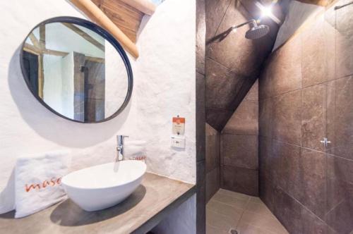 een badkamer met een wastafel en een spiegel bij San Augustin - Superior Double Room - Colombia in San Agustín