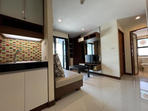 バンコクにあるSilom Forest Exclusive Residenceのキッチン、リビングルーム(ソファ、テレビ付)