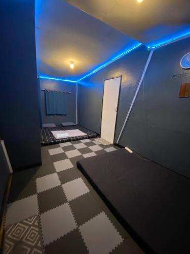 an empty room with a blue light and a door at Penginapan segitiga pangalengan in Riunggunung
