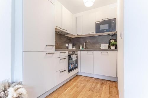 Chic 1BR and 1LR with Kingbed, 9 min to City Center via Metro