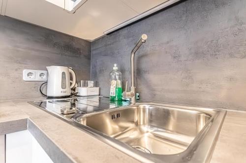 Chic 1BR and 1LR with Kingbed, 9 min to City Center via Metro