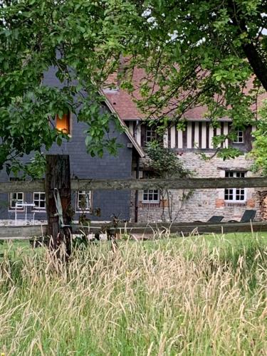 une maison bleue avec une clôture devant elle dans l'établissement Les Hortensias, à Manerbe