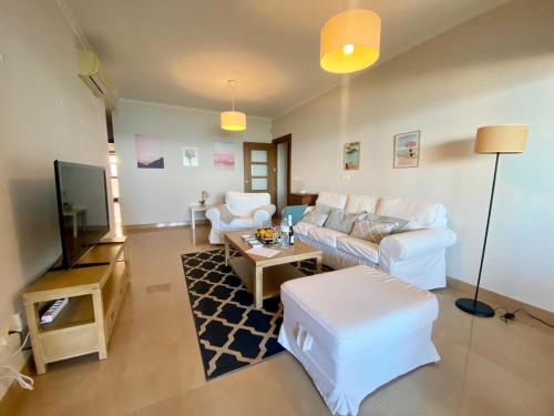 - un salon avec un canapé et une télévision dans l'établissement Apartamentos Turísticos Spiritmar, à Almerimar