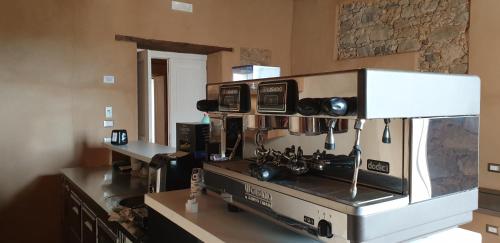 Agorà Mediterranea في Ceraso: مطبخ مع ماكينة قهوة في الغرفة