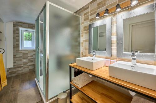 une salle de bain avec deux lavabos et une douche dans l'établissement Augustine Beach - Maison à 700 m de la plage, à Courseulles-sur-Mer