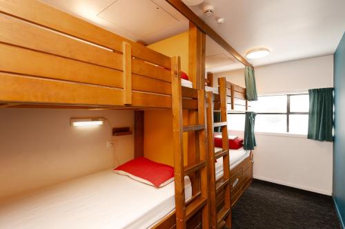 a bunk bed room with two bunk beds at Haka Lodge Bay of Islands (Paihia) in Paihia