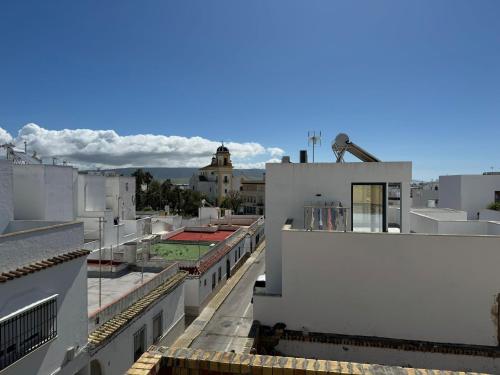 vistas a los tejados de los edificios de una ciudad en Casa Castillo de Santiago Barbate, en Barbate