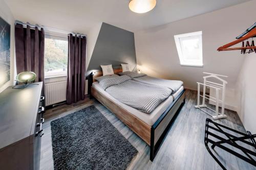 Habitación pequeña con cama y ventana en Apartment HH West modern und komfortabel, en Hamburgo