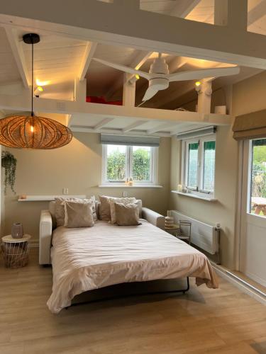 Katil atau katil-katil dalam bilik di New- The Cabana- With Sauna and Hot Tub, on a lake near Amsterdam
