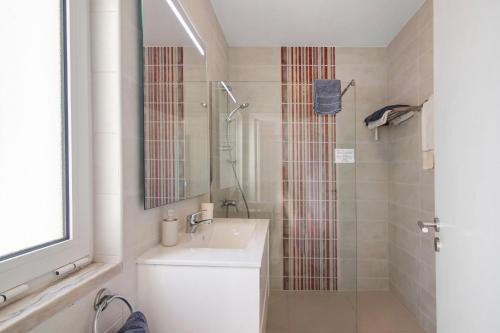 Un baño con inodoro, lavabo y ducha. en Townhouse Ramas, en Vale do Lobo