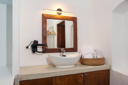 Fotografie z fotogalerie ubytování Santorini Rooftop Hot Tub Suite with Panoramic Views v destinaci Akrotiri