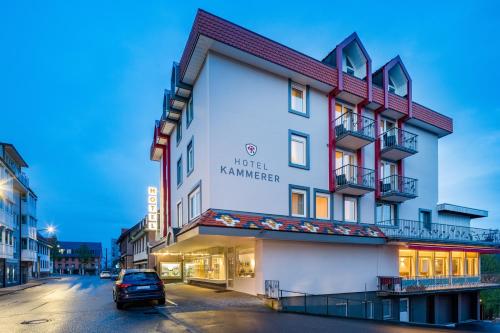 un coche aparcado frente a un hotel kennemer en Hotel Kammerer en Sankt Georgen im Schwarzwald