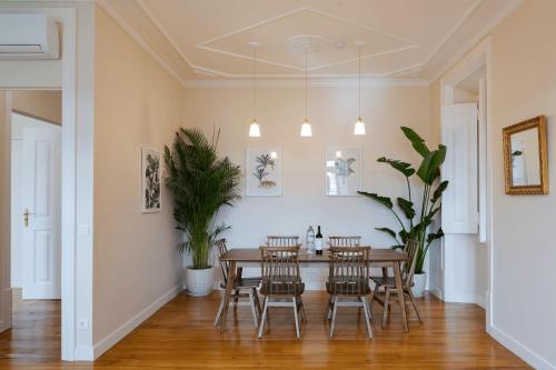 a dining room with a table and chairs at Santa Maria Rooms and Apartments in Setúbal