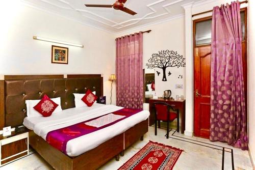 1 dormitorio con 1 cama y escritorio en una habitación en ASR Guest House, Janakpuri, New Delhi, en Nueva Delhi