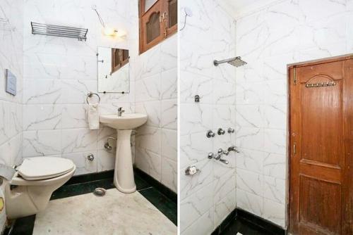 2 fotos de un baño con aseo y lavabo en ASR Guest House, Janakpuri, New Delhi, en Nueva Delhi