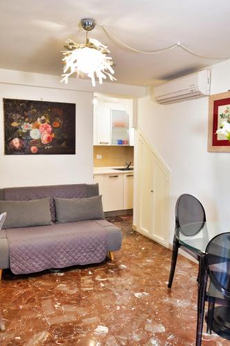 Perugia-Apartments Via della Gabbia في بيروجيا: غرفة معيشة مع أريكة وطاولة
