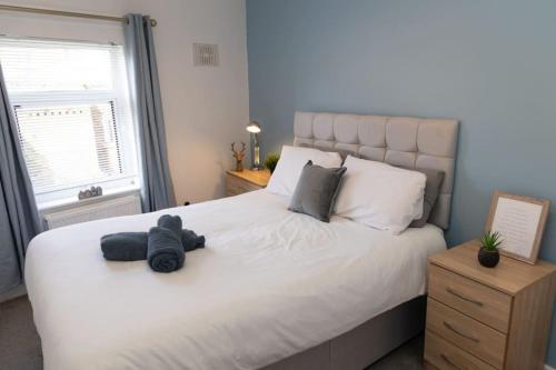 מיטה או מיטות בחדר ב-Shelen View