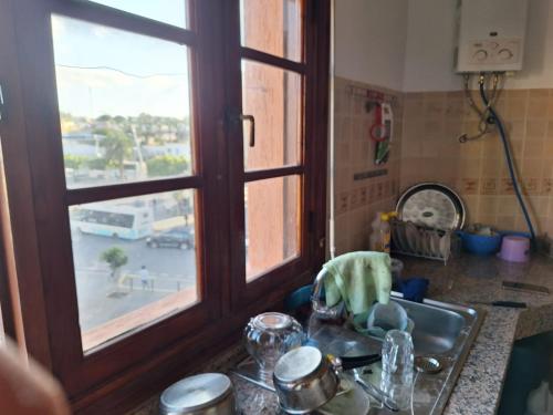 um balcão de cozinha com um lavatório e uma janela em Centre-ville appartement em El Jadida