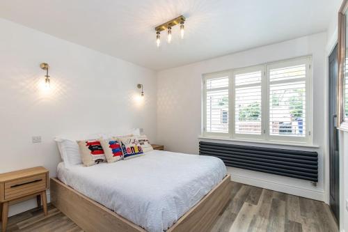 En eller flere senge i et værelse på Flat 2, 161 Crescent Road Luxury Apartment