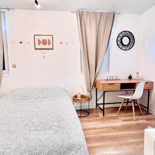- une chambre blanche avec un bureau et un lit dans l'établissement Le Duplex, 1 chambre, Parking gratuit & Wifi, à Ruelle-sur-Touvre