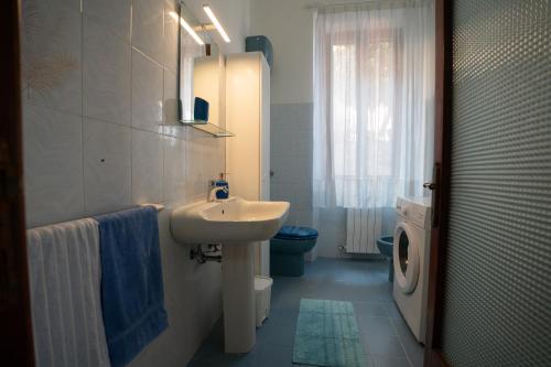 La salle de bains est pourvue d'un lavabo et de toilettes. dans l'établissement Da Nonna Tina VistaMare, à Piombino