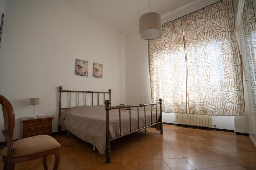 - une chambre avec un lit, une chaise et une fenêtre dans l'établissement Da Nonna Tina VistaMare, à Piombino