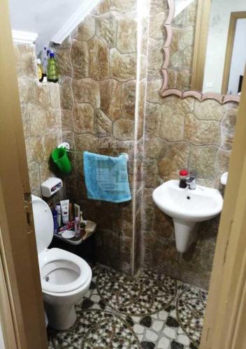 a bathroom with a toilet and a sink at فيلا رائعه في الساحل الشمالي مارينا 6 اطلاله بحر in El Alamein