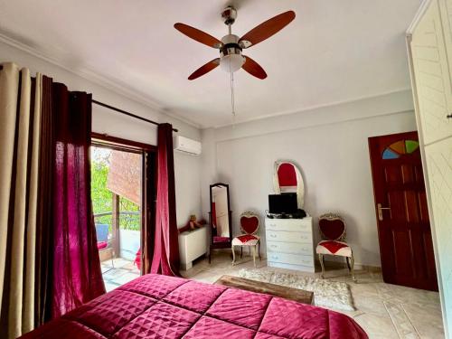 1 dormitorio con 1 cama y ventilador de techo en Όμορφο Κατάλυμα στην Άνω Πόλη Πάτρας, en Patra