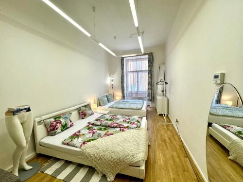 um quarto com 2 camas e um espelho em Epic apartment in the City Center em Praga