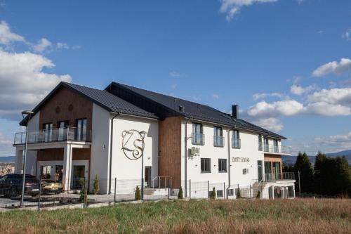 ein Gebäude mit einem Wandbild an der Seite in der Unterkunft Złoty Szałas in Zarzecze