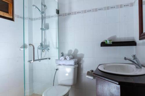 uma casa de banho com um chuveiro, um WC e um lavatório. em فيلا مفروشة بالكامل em Naj‘ al Aḩwāl