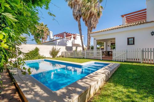 a swimming pool in the backyard of a house at Casa Dos Mares in Cádiz