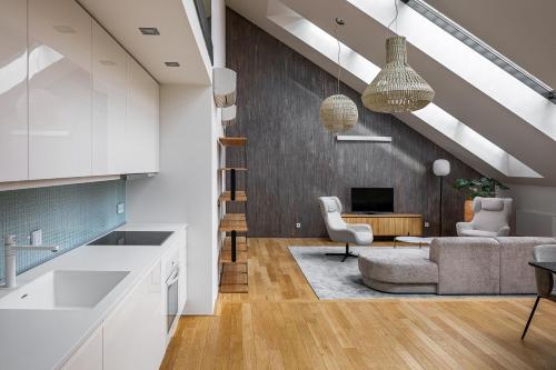 eine Küche und ein Wohnzimmer mit einem Sofa und einem Tisch in der Unterkunft Karlin Residence by TKC in Prag