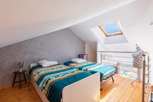 - 2 lits dans une chambre mansardée avec une lucarne dans l'établissement La Paillote de JCC - 500 mètres de la plage, à Martigues