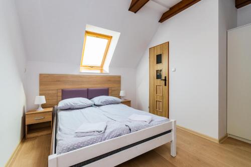 a bedroom with a bed and a window at Apartament in Kąty Rybackie