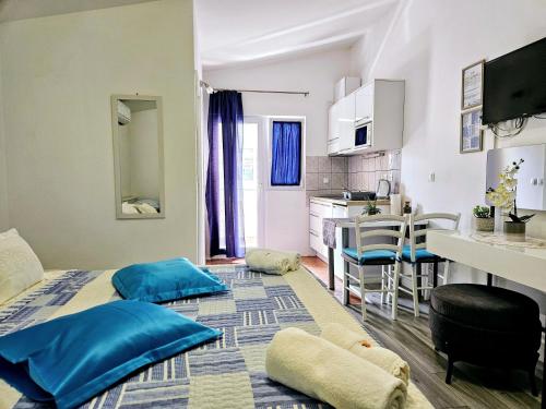 Habitación pequeña con 2 camas y cocina en Guest House Antonia, en Baška Voda