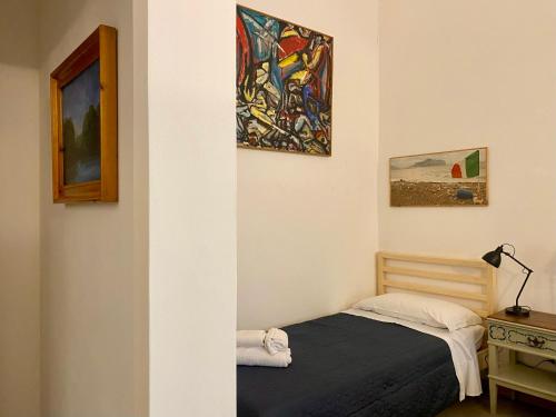 a bedroom with a bed and a painting on the wall at Stagnone Area Zero in Birgi Vecchi