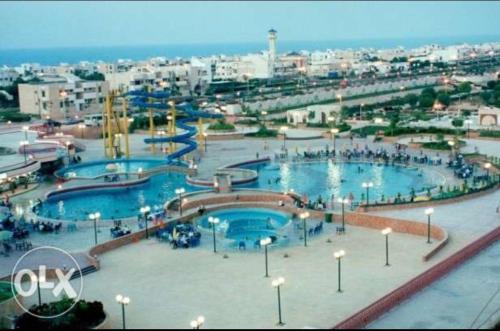 un gran parque acuático con toboganes y gente en él en القاهره en Ḩulwān