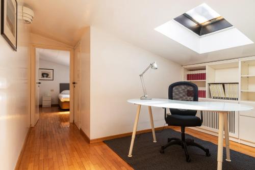 Elegante Bilocale con postazione lavoro San Babila