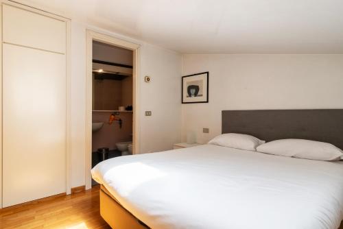 Elegante Bilocale con postazione lavoro San Babila