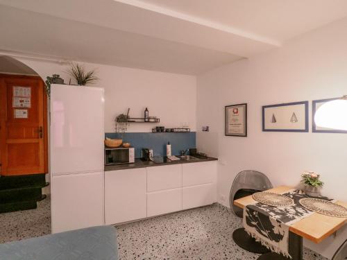 Kuchyň nebo kuchyňský kout v ubytování Rissu Nice Studio