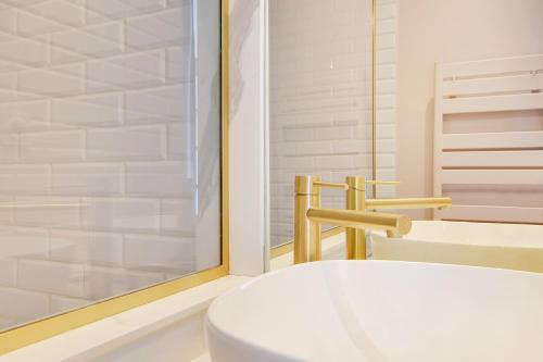 une salle de bain avec une baignoire, des toilettes et un lavabo dans l'établissement Pick A Flat's Apartment in Place Vendôme - Rue Duphot, à Paris