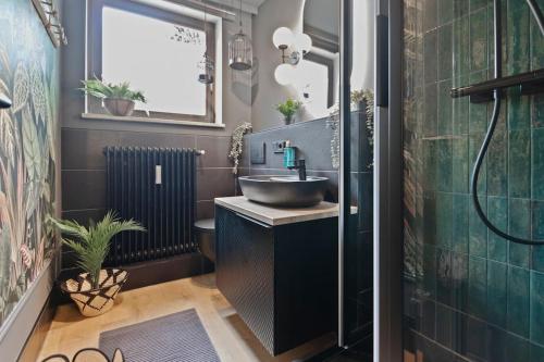 y baño con lavabo y ducha acristalada. en Flatista Homes - Jungle House, en Múnich