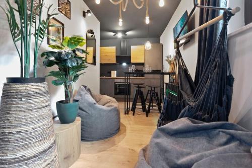 sala de estar con 2 sofás y cocina en Flatista Homes - Jungle House, en Múnich